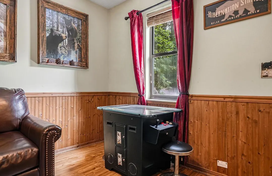 Bear Mountain Hollow-Free Dollywood Ticket- Cozy Cabin With A Hot Tub, Arcade & Deck Close To Town-1
